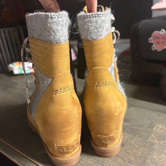 Sorel Women's Lexie Wedge boots, which are made of waterproof leather and felt - Picture 2 of 7